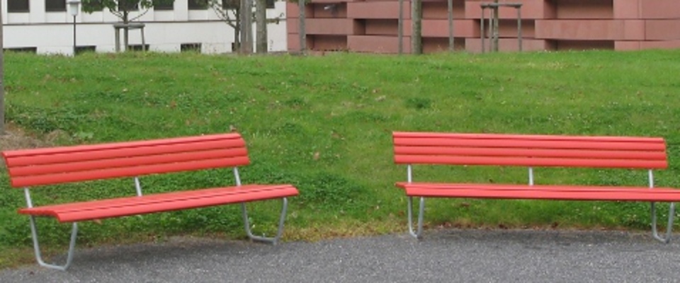 Kopfbild_Kontakt_Parkbank_rot