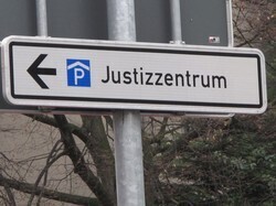 Hinweisschild-zum-Justizzentrum_Wegbeschreibung